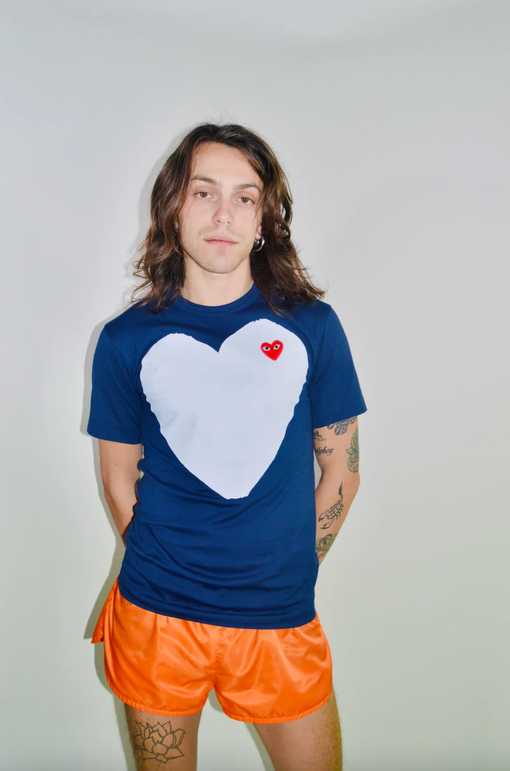 COMME des GARÇONS PLAY WHITE HEART NAVY T-SHIRT - Image 11