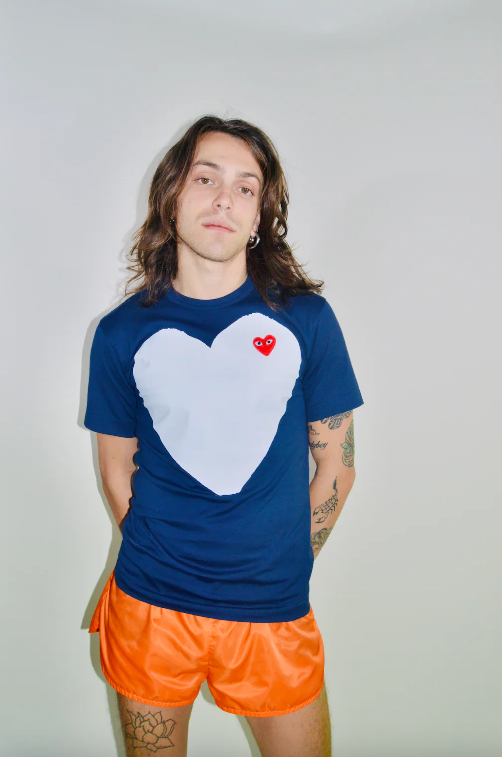 COMME des GARÇONS PLAY WHITE HEART NAVY T-SHIRT - Image 12