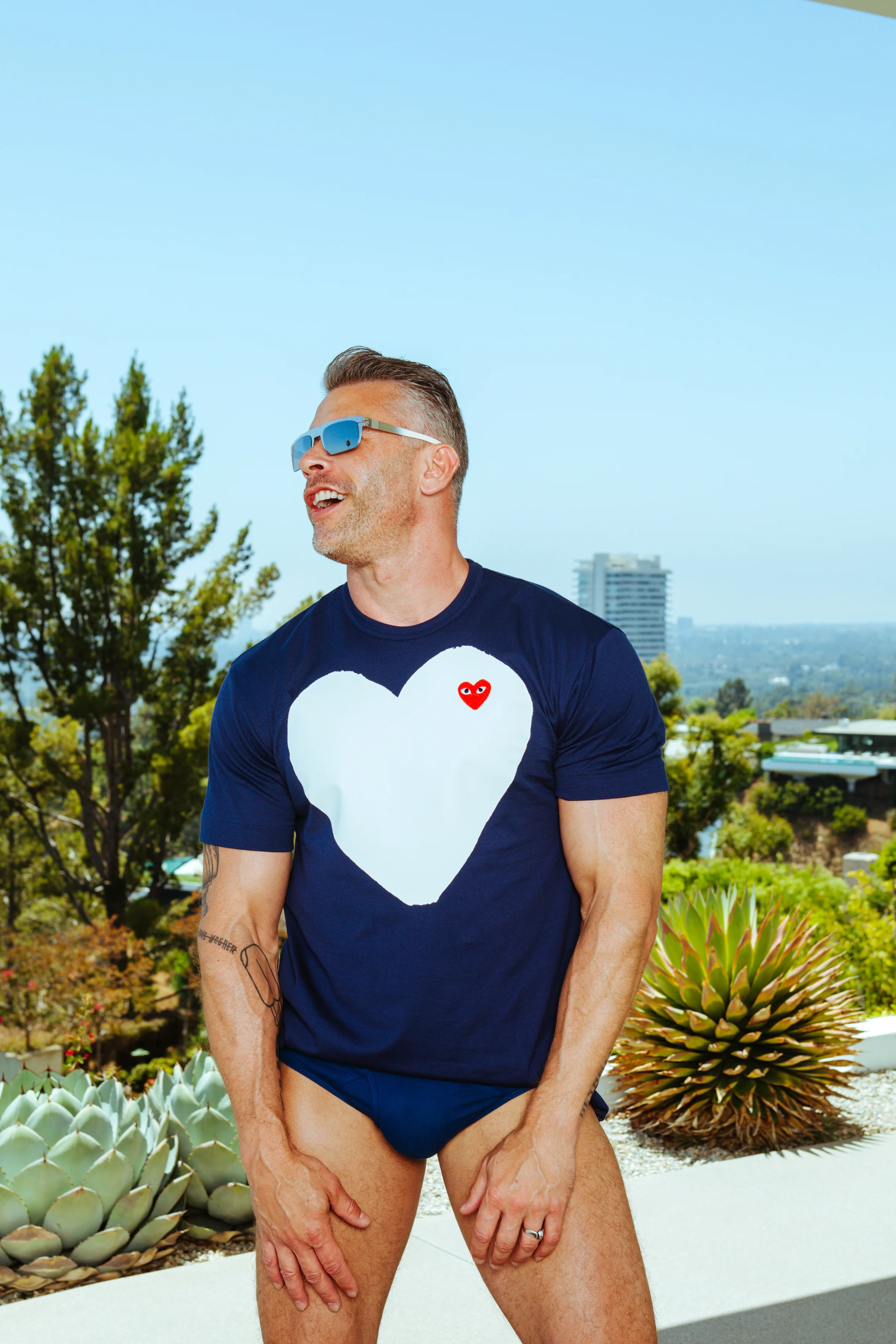 COMME des GARÇONS PLAY WHITE HEART NAVY T-SHIRT - Image 2