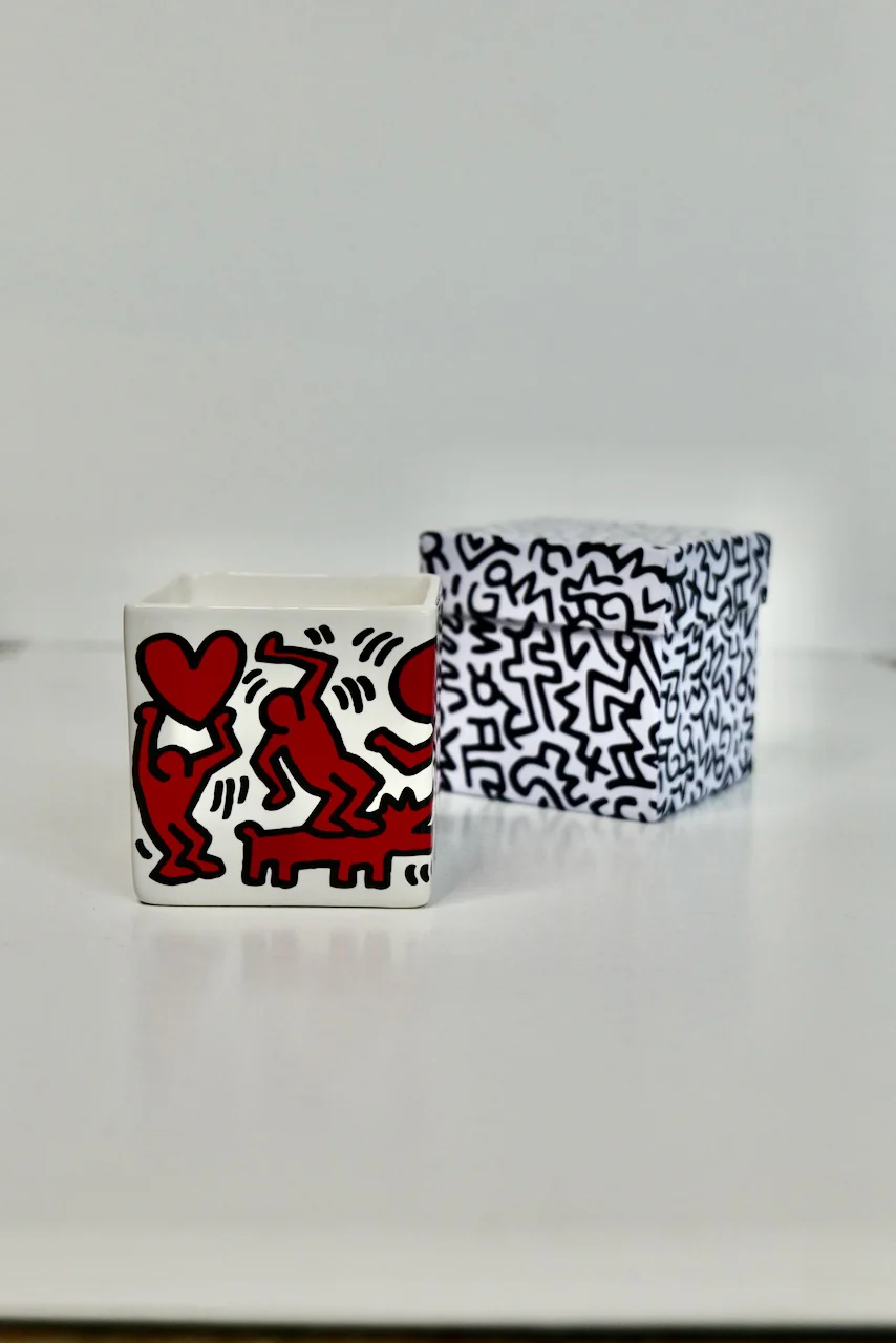 KEITH HARING "RED ON WHITE" SQUARE PERFUMED CANDLE - Image 2