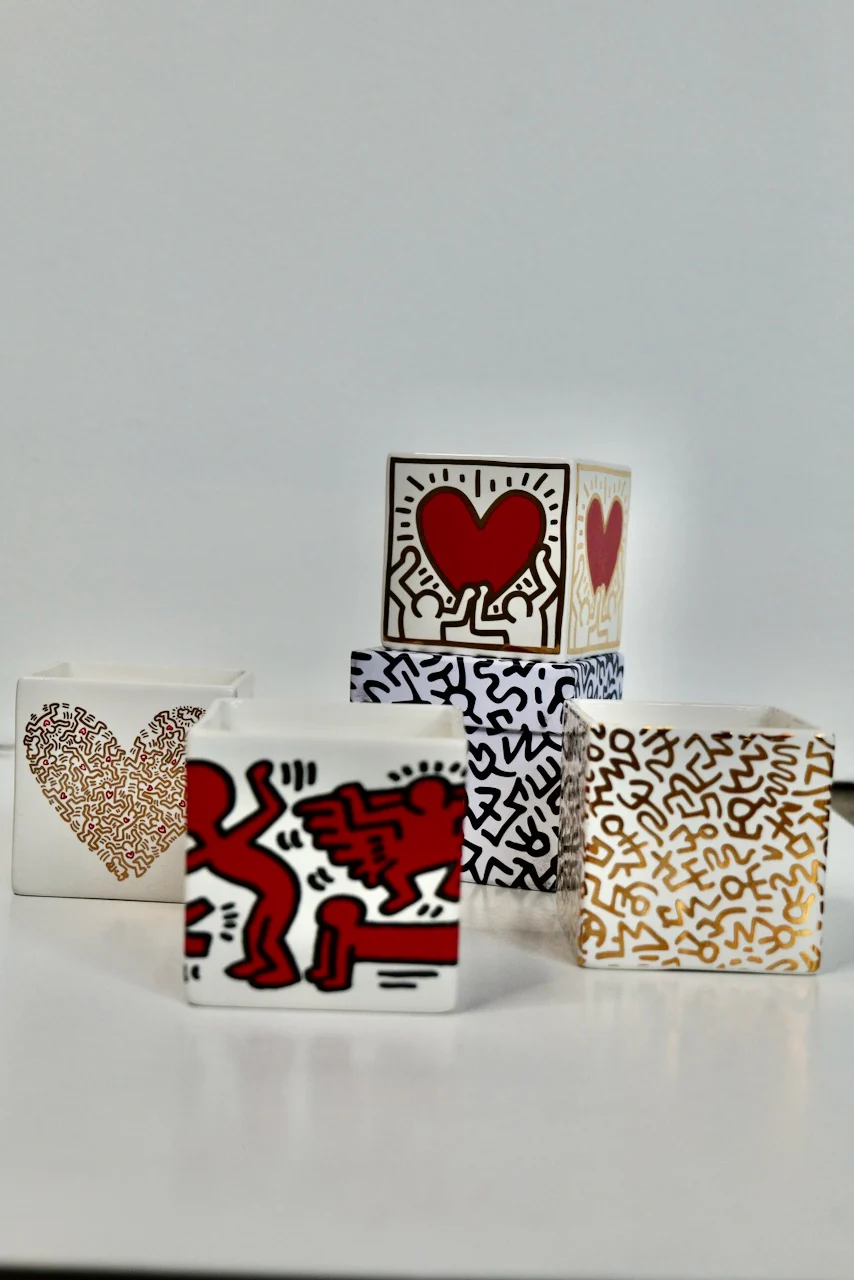 KEITH HARING "RED ON WHITE" SQUARE PERFUMED CANDLE - Image 3