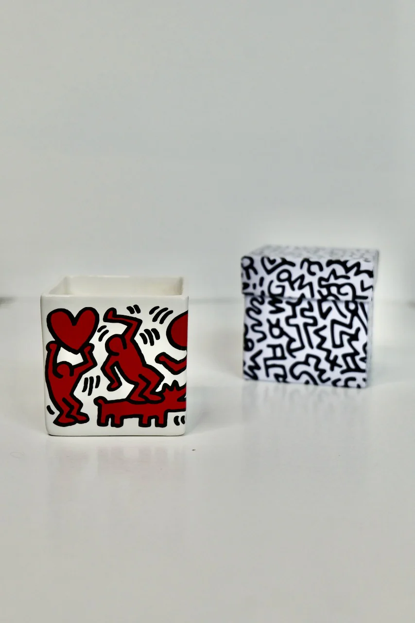 KEITH HARING "RED ON WHITE" SQUARE PERFUMED CANDLE - Image 4