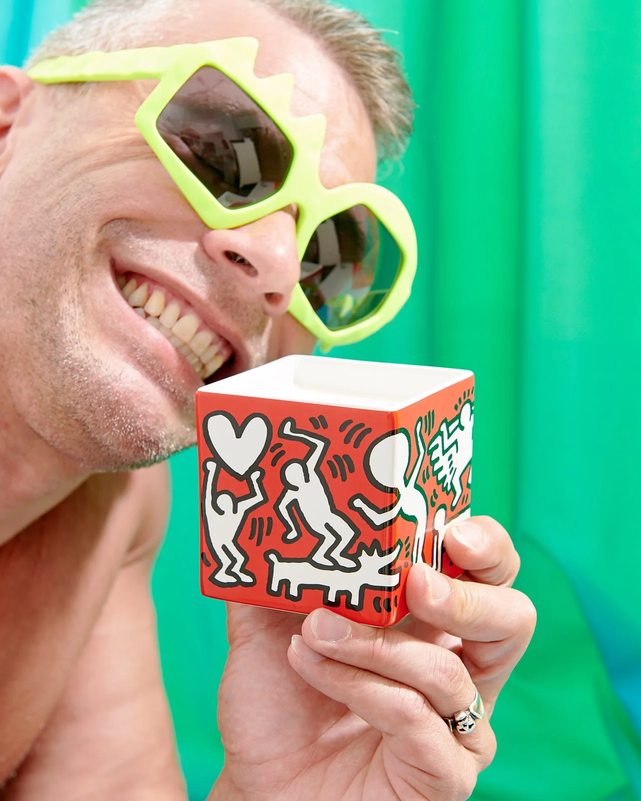 KEITH HARING "WHITE ON RED" SQUARE PERFUMED CANDLE - Image 2
