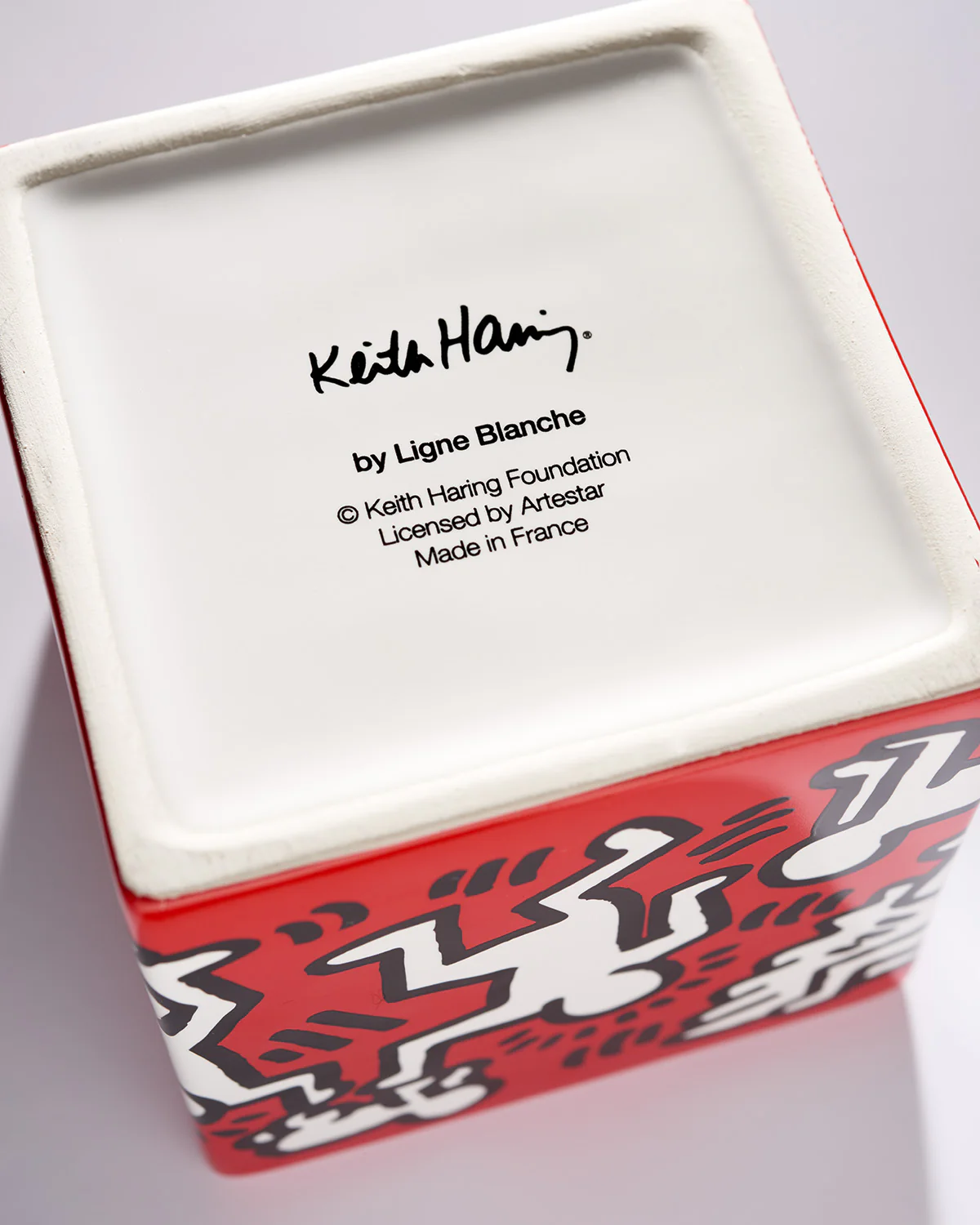 KEITH HARING "WHITE ON RED" SQUARE PERFUMED CANDLE - Image 5