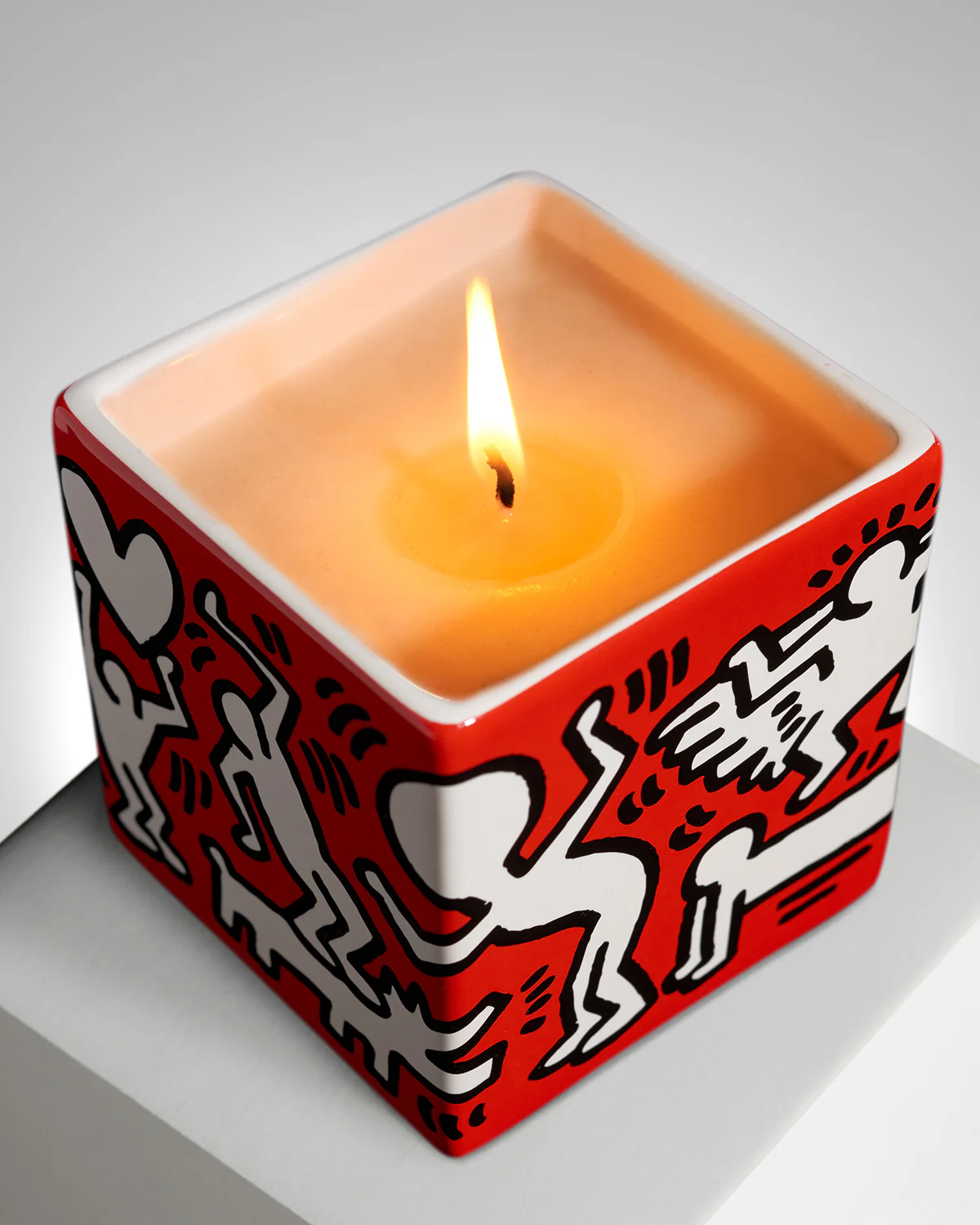 KEITH HARING "WHITE ON RED" SQUARE PERFUMED CANDLE - Image 7