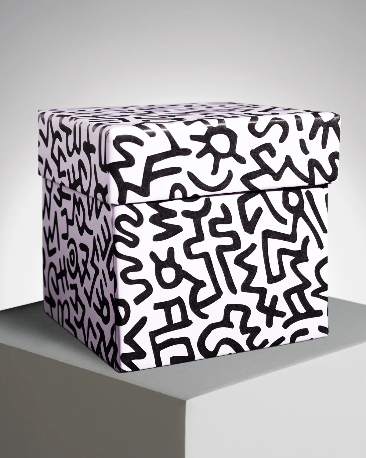 KEITH HARING "WHITE ON RED" SQUARE PERFUMED CANDLE - Image 8