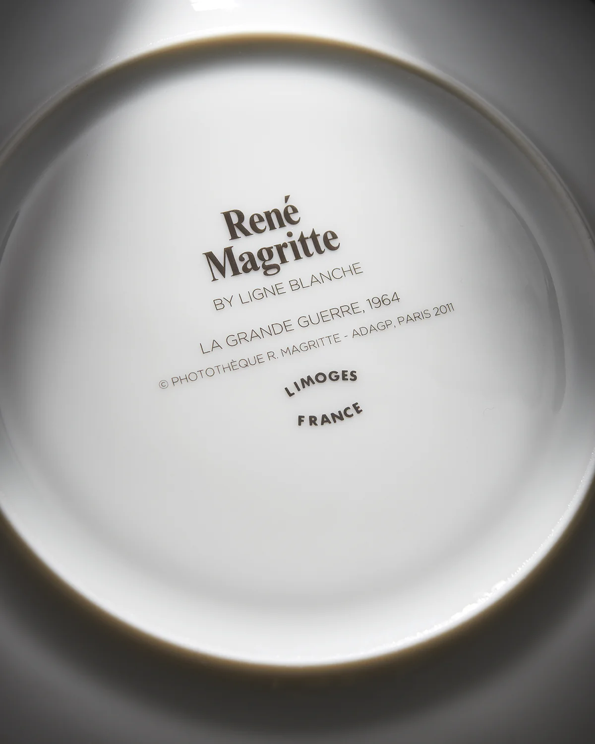 MAGRITTE LARGE PORCELAIN PLATE LA GRANDE GUERRE - Image 4