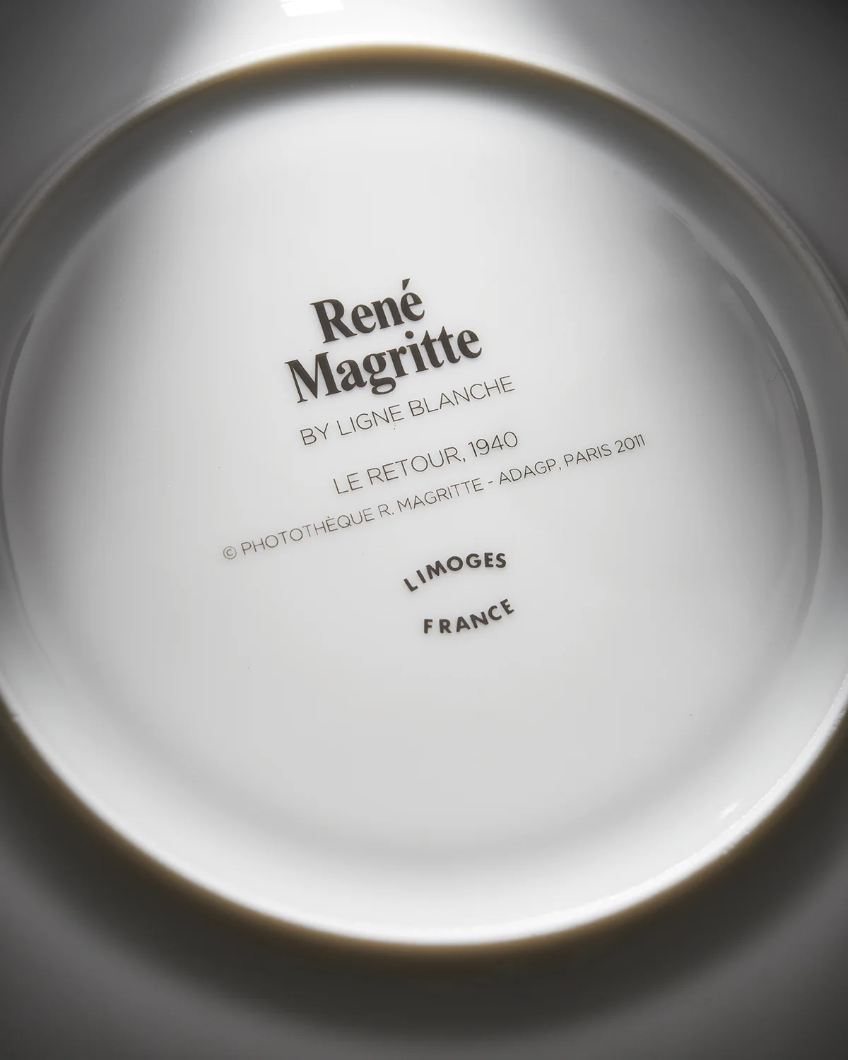 MAGRITTE LARGE PORCELAIN PLATE LE RETOUR - Image 4