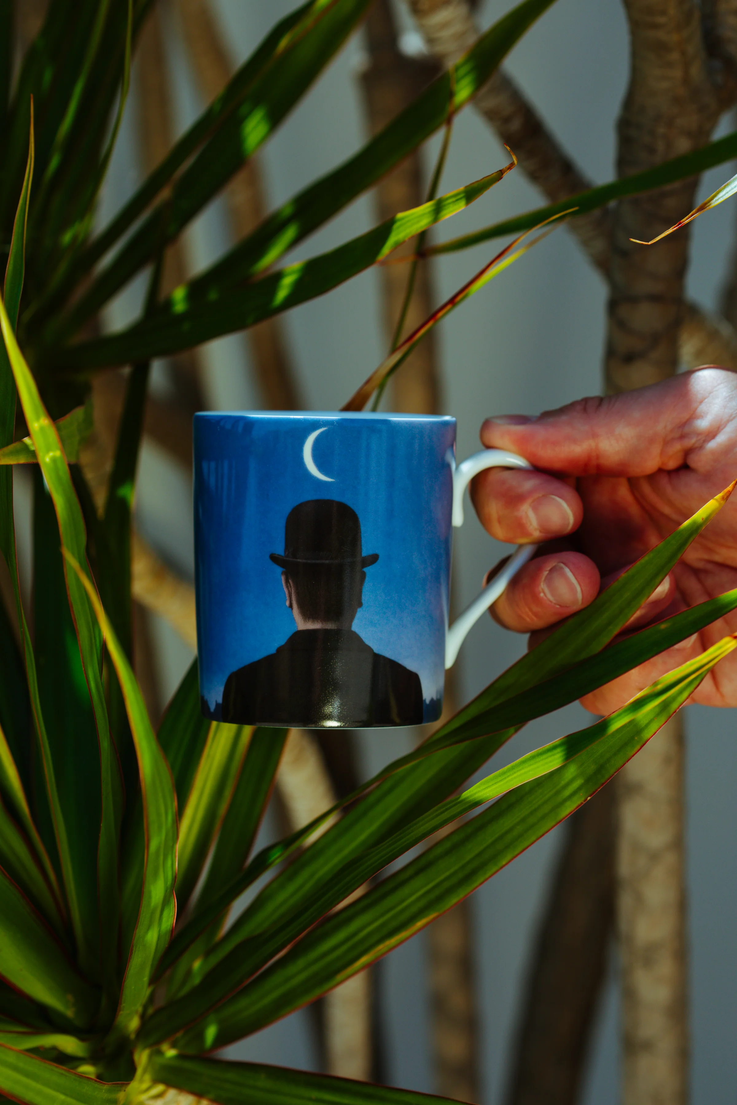 MAGRITTE PORCELAIN MUG LE MAÎTRE D'ECOLE - Image 3