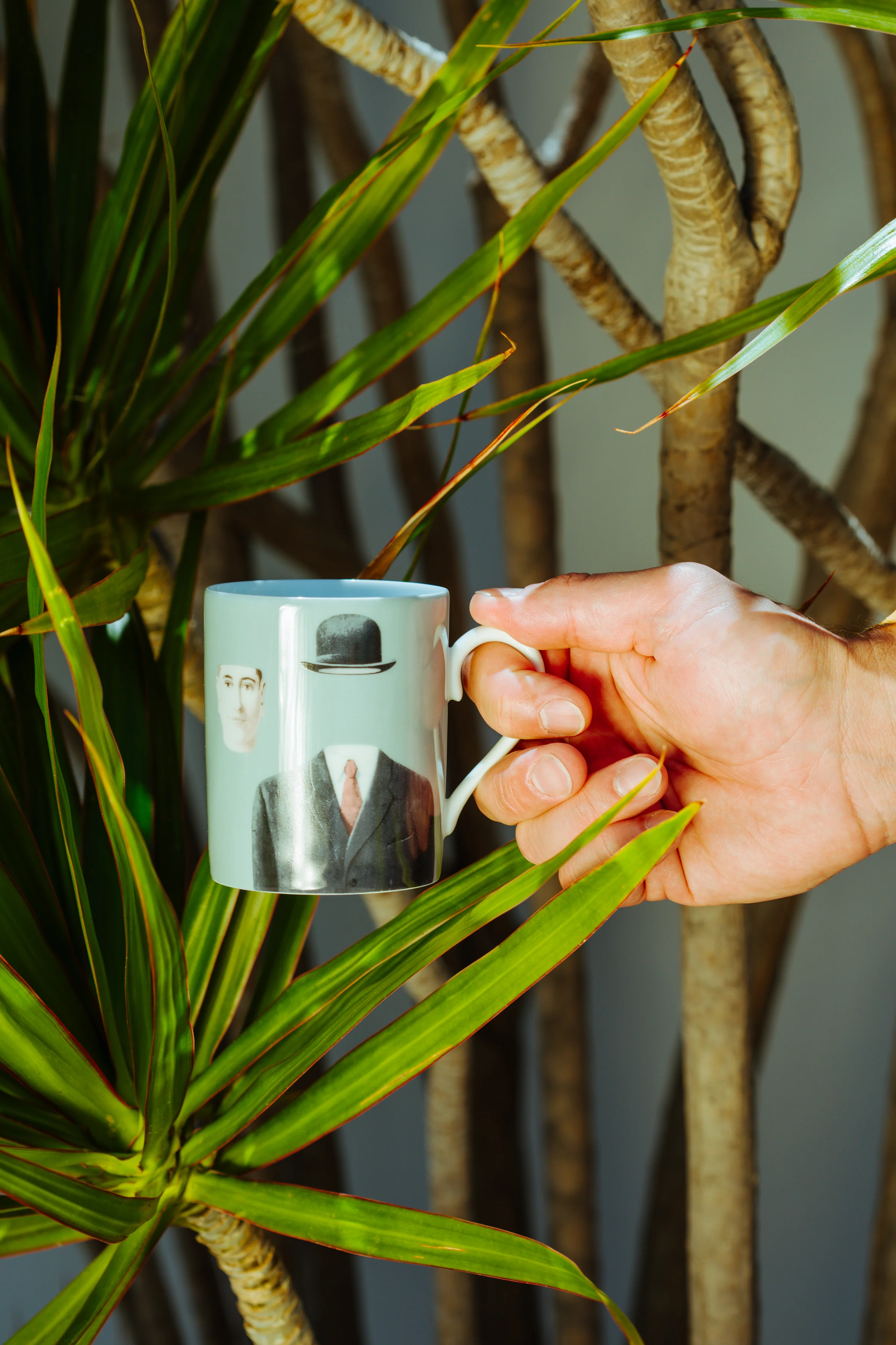MAGRITTE PORCELAIN MUG LE PÈLERIN BLUE