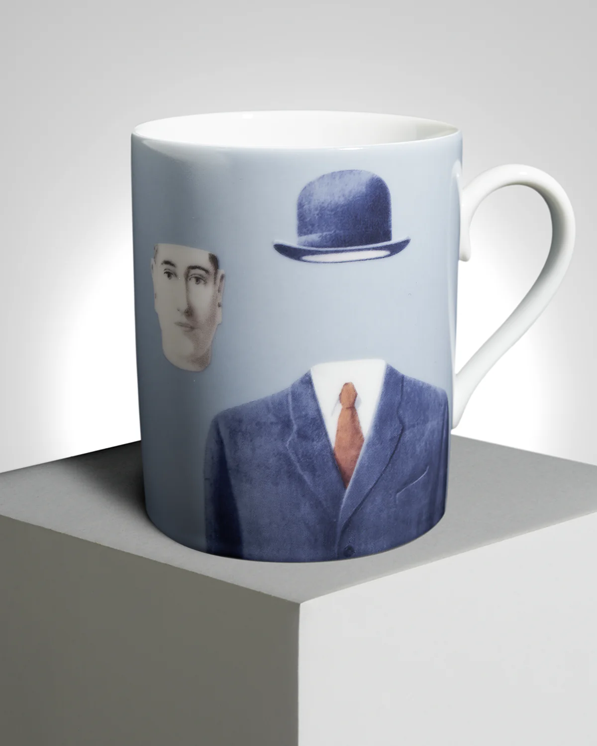 MAGRITTE PORCELAIN MUG LE PÈLERIN BLUE - Image 2