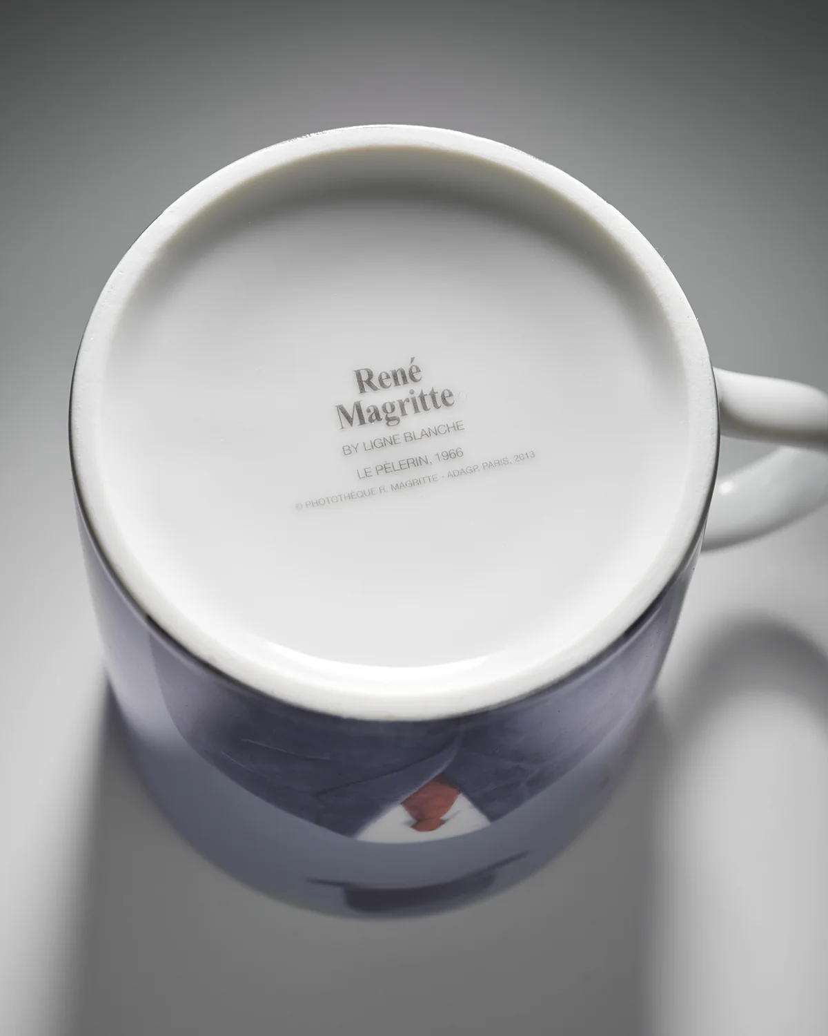 MAGRITTE PORCELAIN MUG LE PÈLERIN BLUE - Image 3