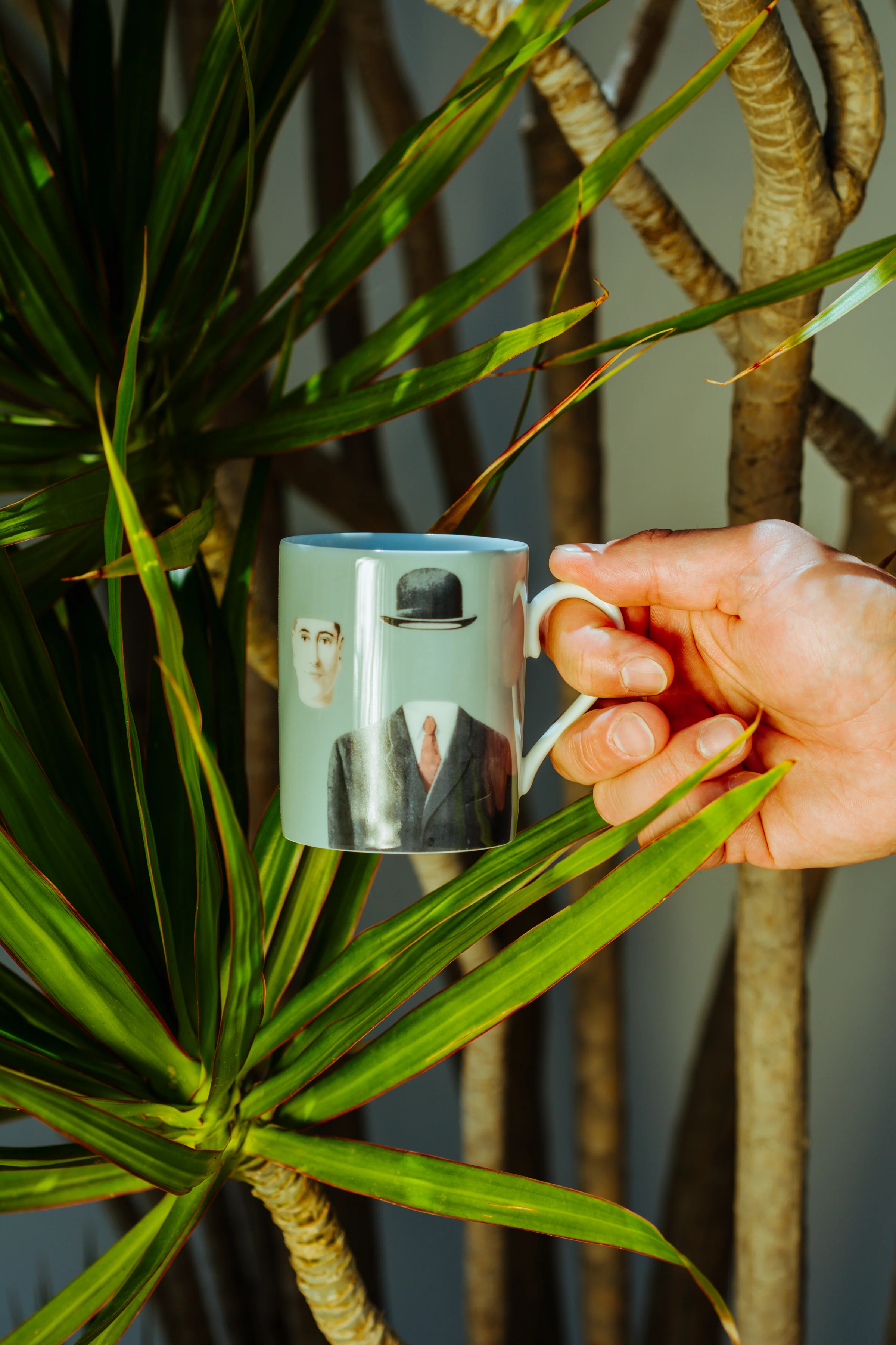 MAGRITTE PORCELAIN MUG LE PÈLERIN BLUE - Image 4