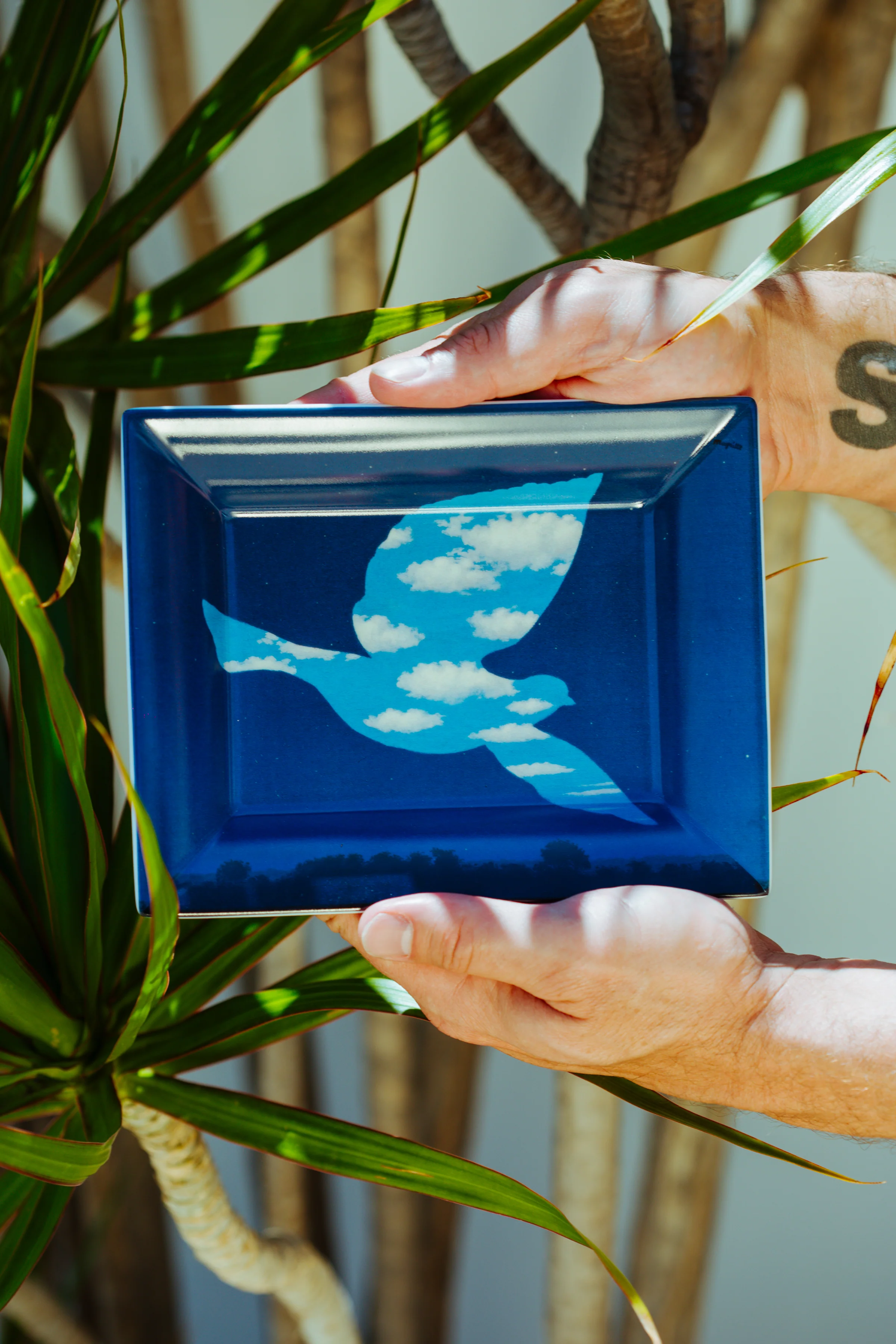 MAGRITTE TRAY IN LIMOGES PORCELAIN LE RETOUR - Image 4