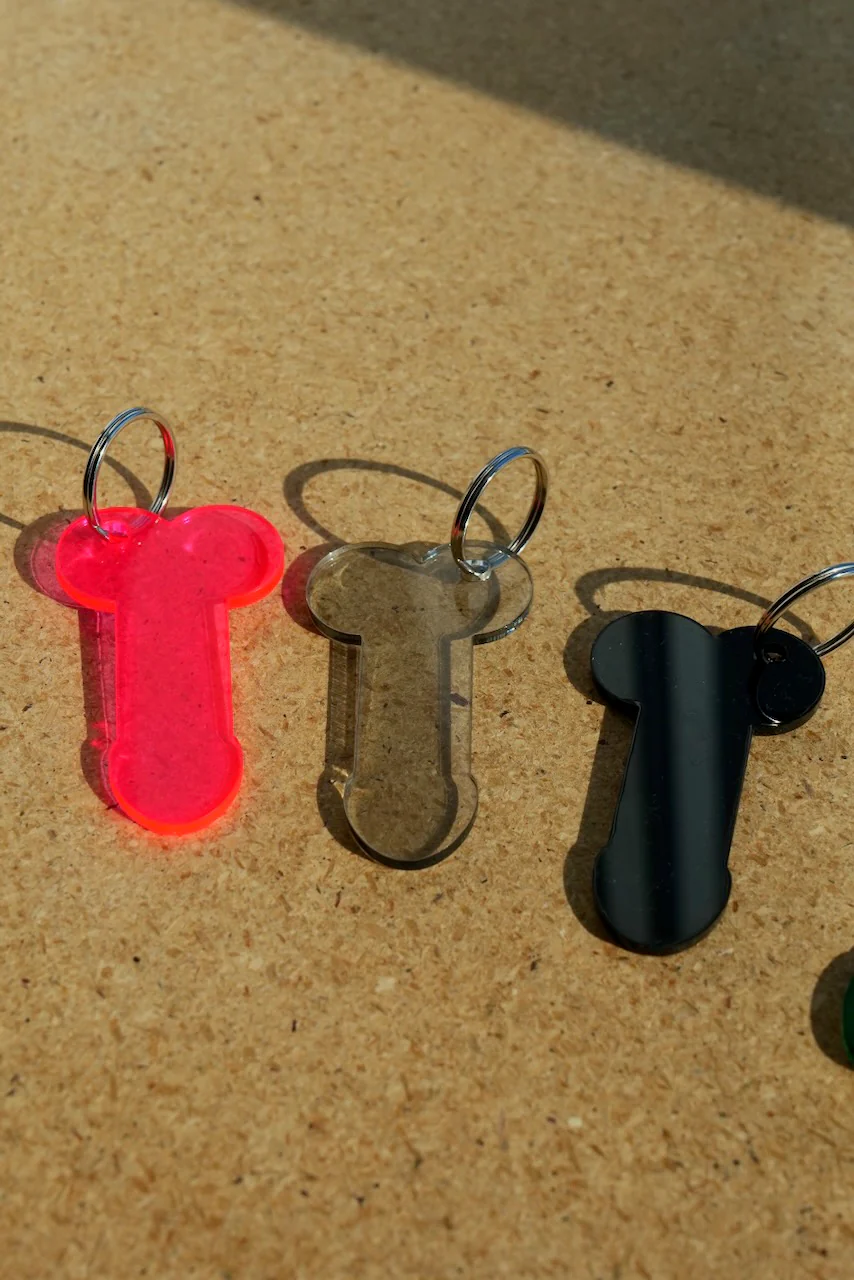 NICLAS HENRIKSEN GREY D KEYCHAIN - Image 3
