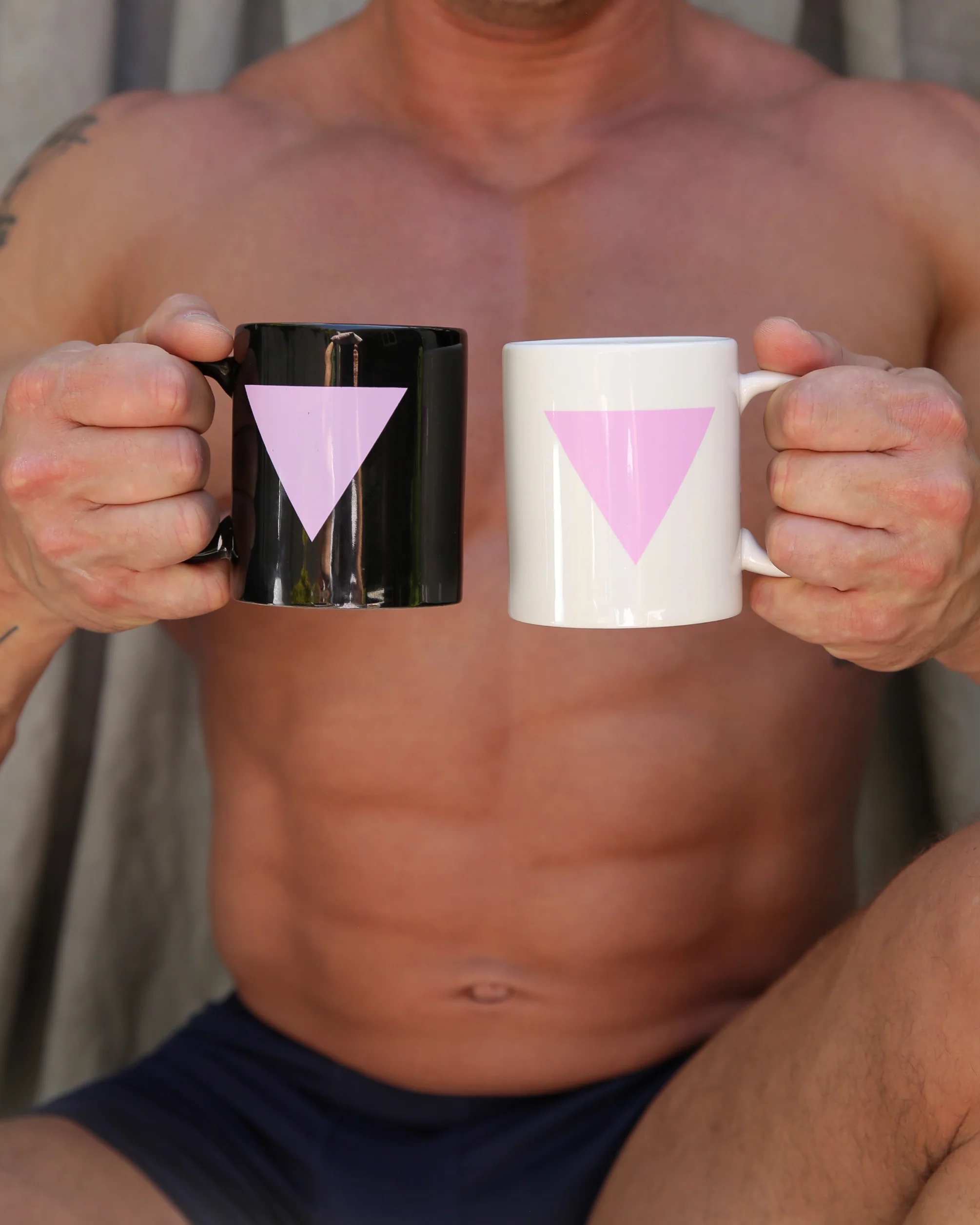 Pink triangle mug in black - Image 2